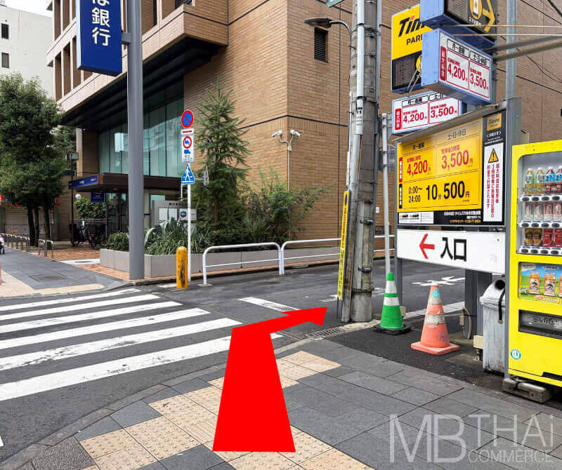 Turn right and proceed down this alley.