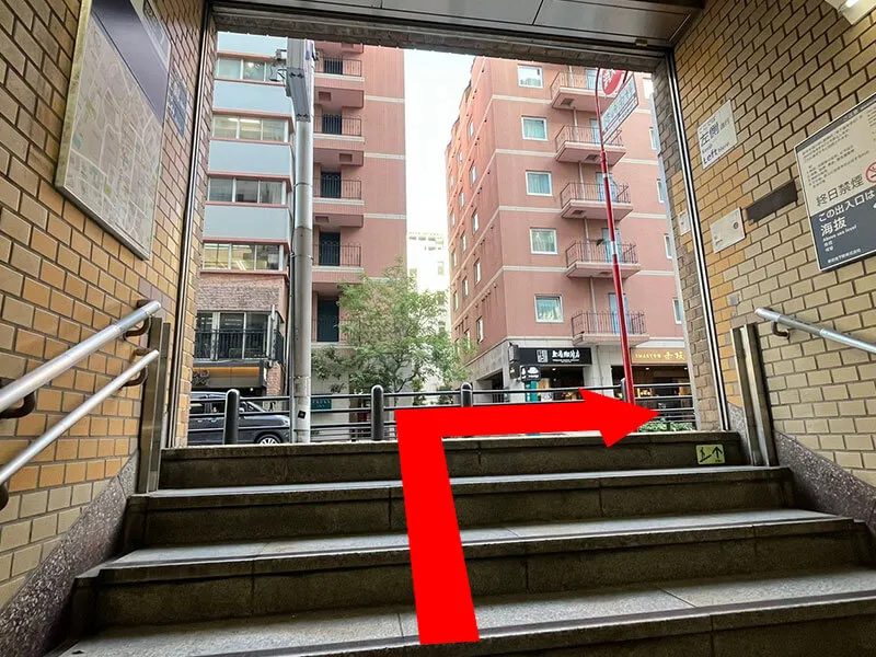 駅を出たら、右側に向かってください。