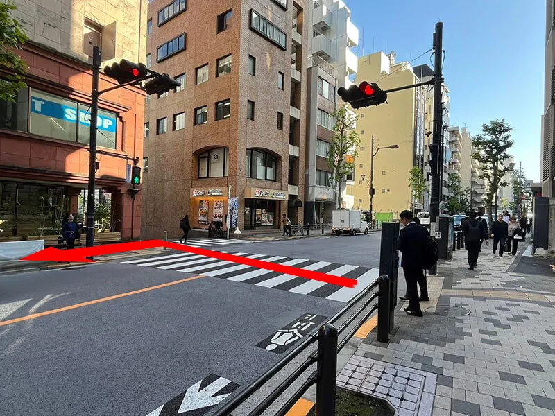 横断歩道を渡って、左方向に行ってください。
