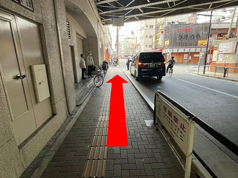 真っ直ぐ行って、横断歩道を渡ります。